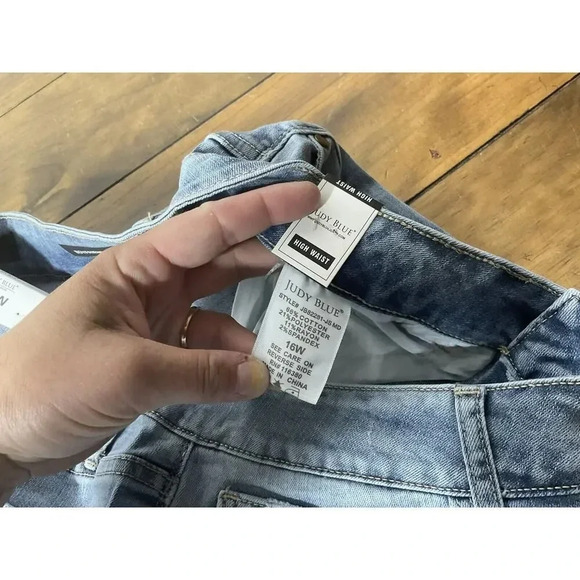 Judy Blue Boyfriend Fit Distressed Light Wash Jeans Size 16W JB82281 JS MD - Picture 7 of 12